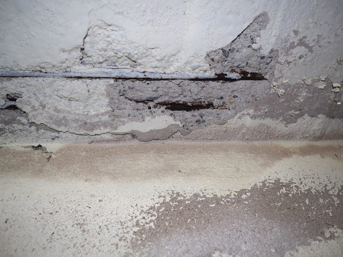 Barres d'armature en béton armé (armatures) endommagées par les infiltrations d'eau dans les murs.