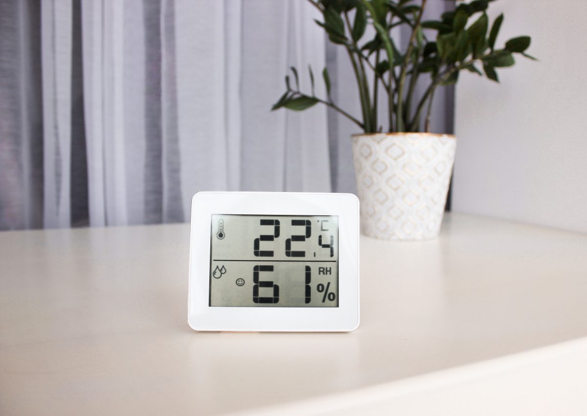 Thermomètre hygromètre mesurant la température et l'humidité optimales dans une maison, un appartement ou un bureau. Une photo pour des articles sur le microclimat de la maison, la santé, le soulagement des maladies et le traitement des virus